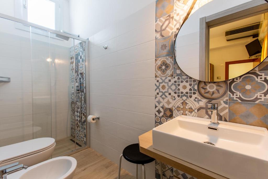 une salle de bain avec un lavabo et un miroir dans l'établissement Hotel Jole, à San Mauro a Mare 57 autres photos