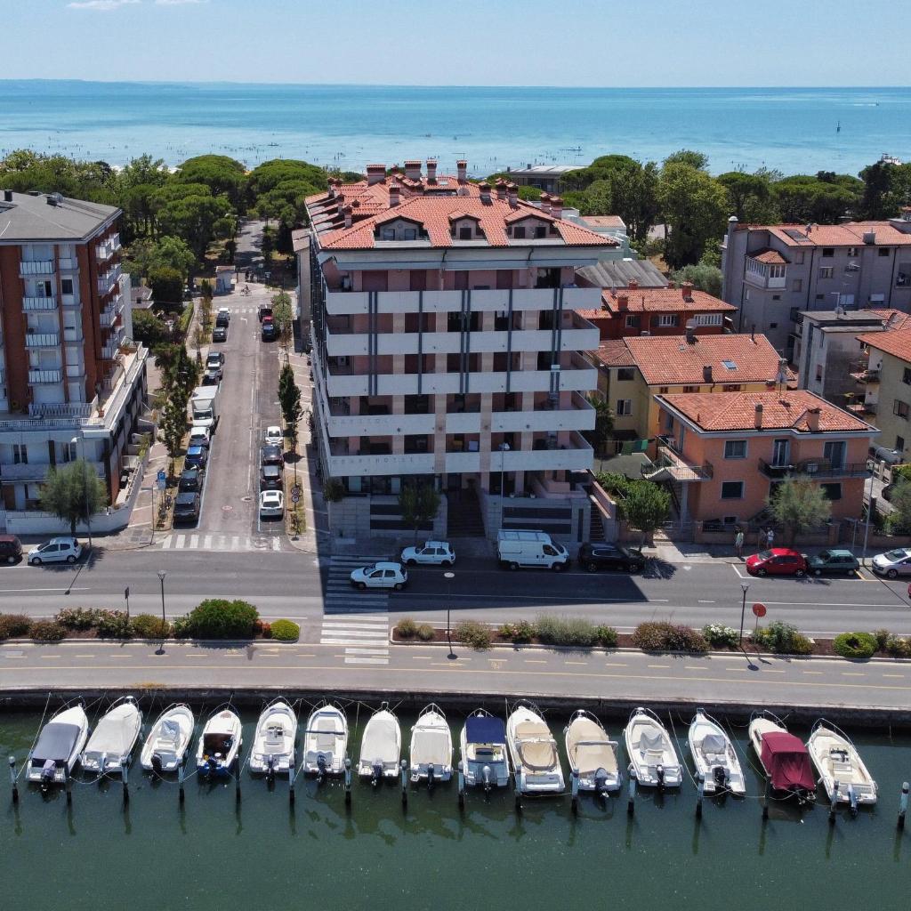une vue aérienne d'une marina avec des bateaux dans l'eau dans l'établissement Aparthotel Capitol, à Grado