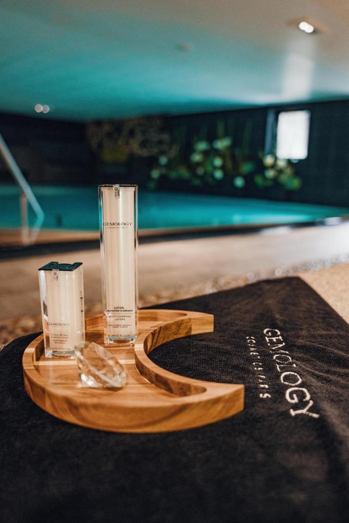 - un plateau en bois avec deux verres au-dessus d'une table dans l'établissement Manali Lodge by Alpine Resorts, à Courchevel