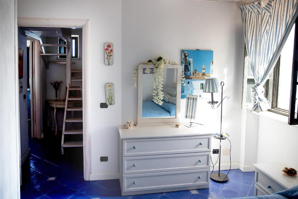 - une commode avec un miroir au-dessus dans l'établissement Villa Con Piscina Vista Mare, à Santo Stefano