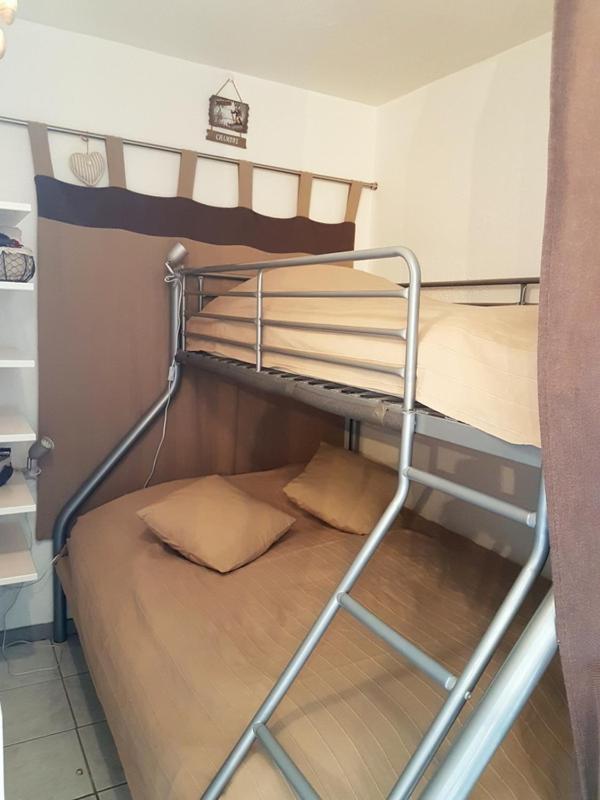 - un lit superposé avec 2 oreillers au-dessus dans l'établissement Coquet appartement 5 places labélisé tout équipé, à Saint-Lary-Soulan