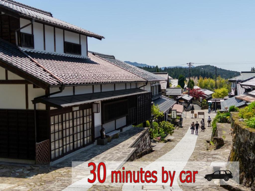 - une rue dans un village asiatique à quelques minutes en voiture dans l'établissement 阿寺温泉 フォレスパ木曽あてら荘, à Okuwa