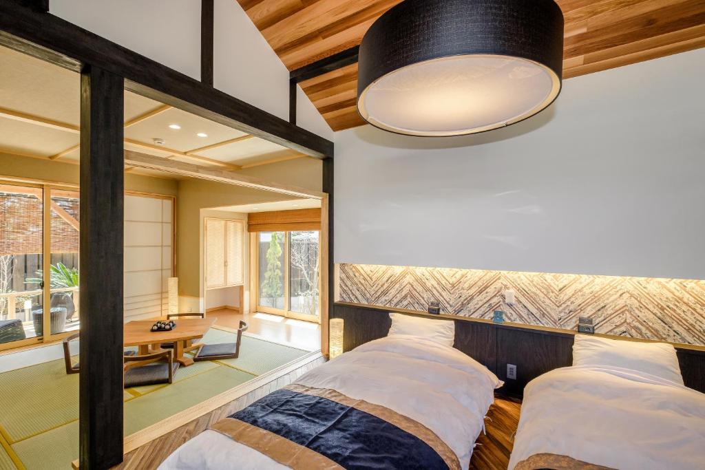 - une chambre avec 2 lits et un éclairage dans l'établissement Hamabe no Yado Asahiya, à Himi