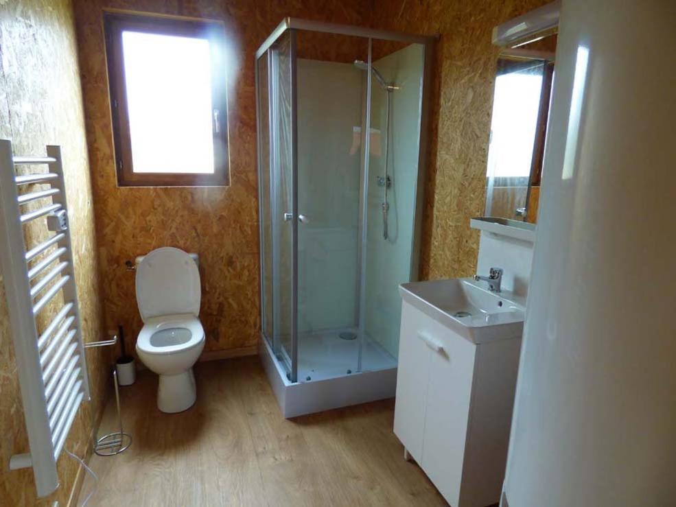 une salle de bain avec une douche, des toilettes et un lavabo dans l'établissement Le Carbet Vendéen, à Bouillé-Courdault