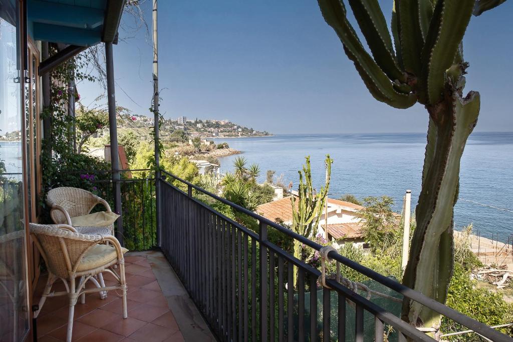 un balcon avec une chaise et une vue sur l'océan dans l'établissement Villa Con Piscina Vista Mare, à Santo Stefano