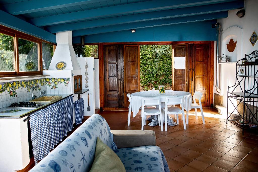 une cuisine avec une table blanche, une table blanche et une table blanche dans l'établissement Villa Con Piscina Vista Mare, à Santo Stefano