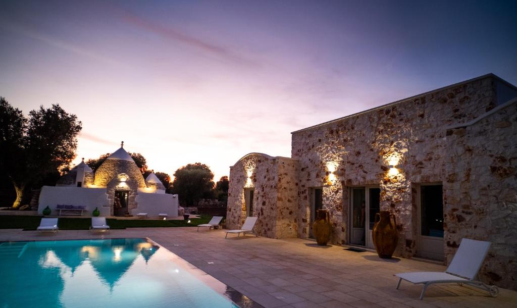 une villa avec piscine devant un immeuble dans l'établissement Casa Tonini, à Ostuni