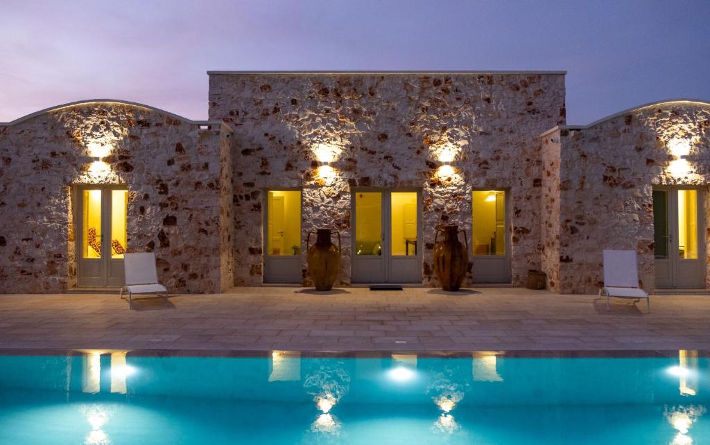 une villa avec une piscine la nuit dans l'établissement Casa Tonini, à Ostuni
