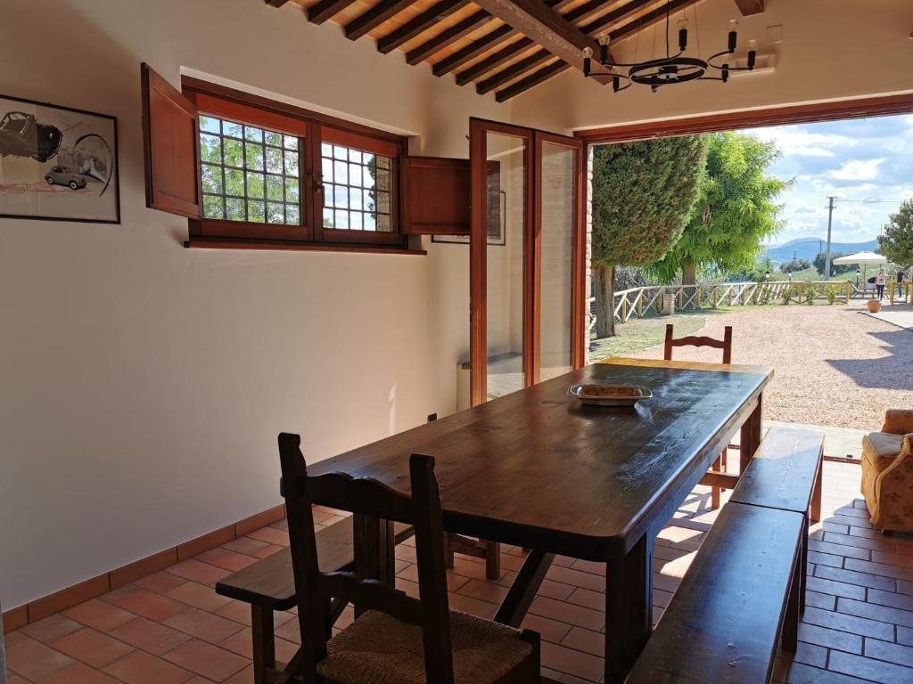 une salle à manger avec une table et des chaises en bois dans l'établissement Villa alla Torre - Homelike Villas, à San Severino Marche