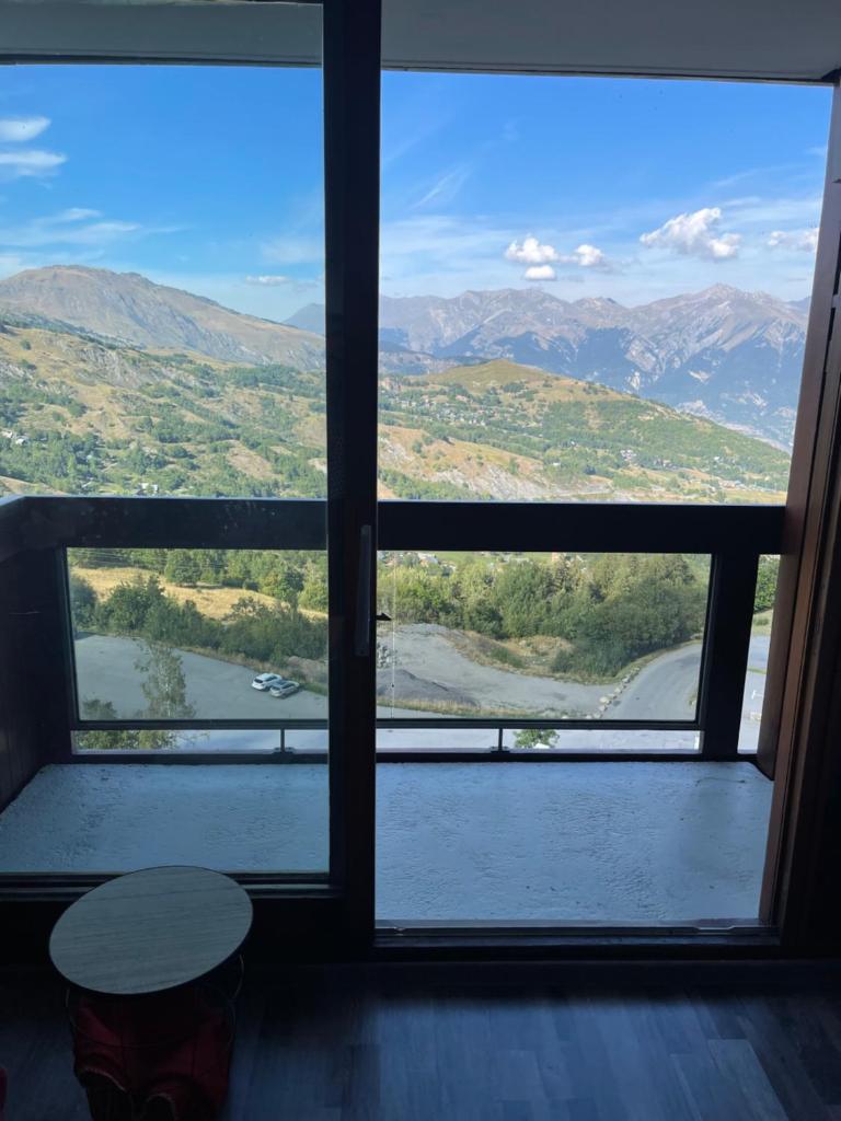 d'une fenêtre avec vue sur la rivière et les montagnes. dans l'établissement Studio au pied des pistes 4 pers, Alpes Le Corbier, au Corbier