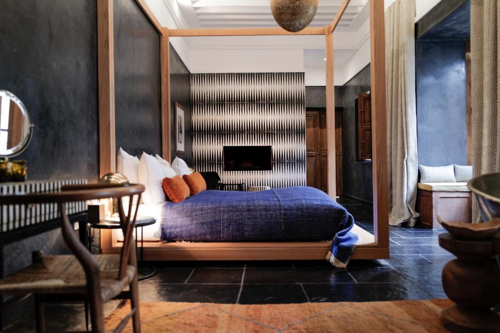 une chambre avec un lit, un bureau et une chaise dans l'établissement Sakkan, à Marrakech