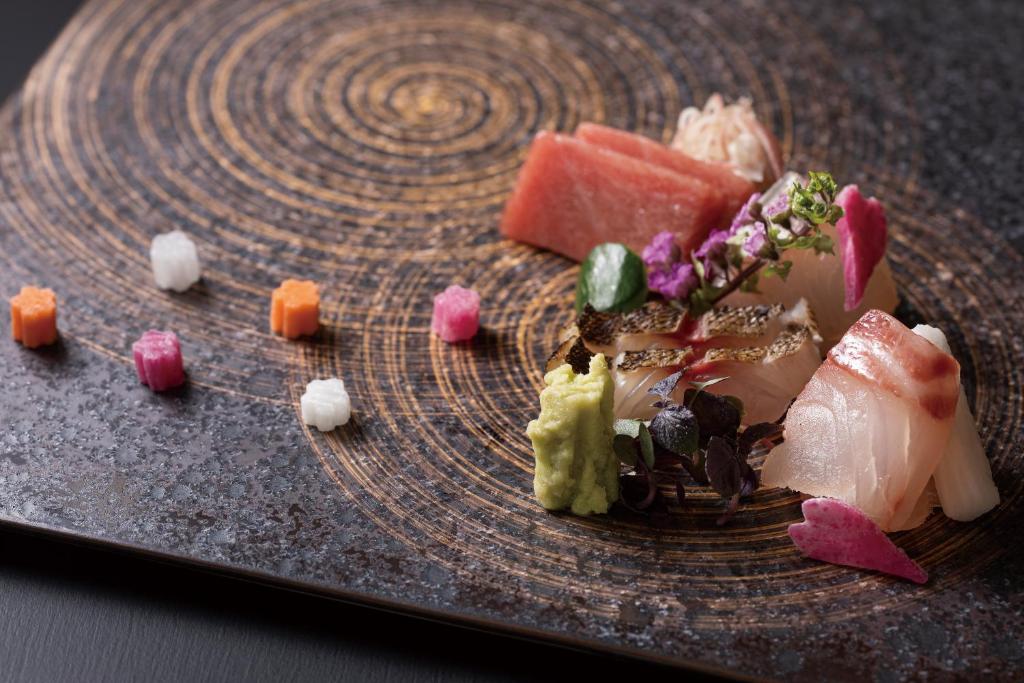 une assiette de nourriture avec des fruits sur une table dans l'établissement Hakone Gora KARAKU, à Hakone 37 autres photos