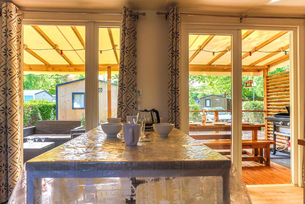 - une cuisine avec un comptoir en pierre dans une maison dans l'établissement Mobilhome Biscarrosse 6 personnes, à Biscarrosse