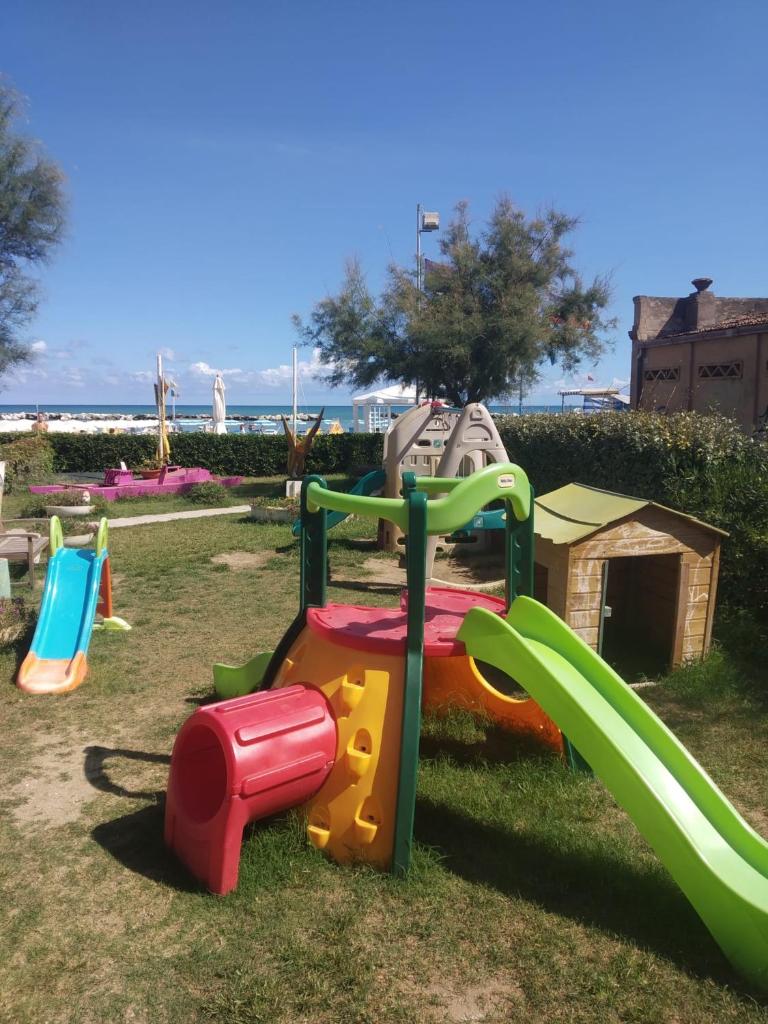 - une aire de jeux avec toboggan sur l'herbe dans l'établissement Hotel Residenza Giardino, à Bellaria-Igea Marina