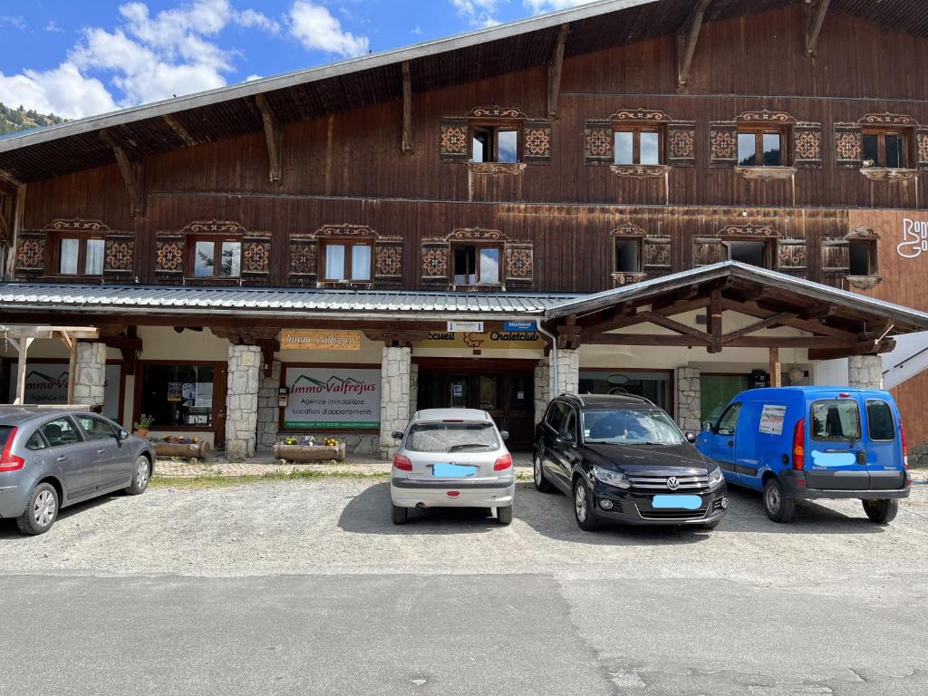 un groupe de voitures garées devant un bâtiment dans l'établissement Studio Chalet club - pied des pistes, à Valfréjus