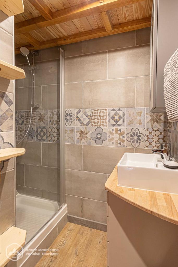 une salle de bain avec douche et lavabo dans l'établissement Roc de Burel, à Lanslevillard