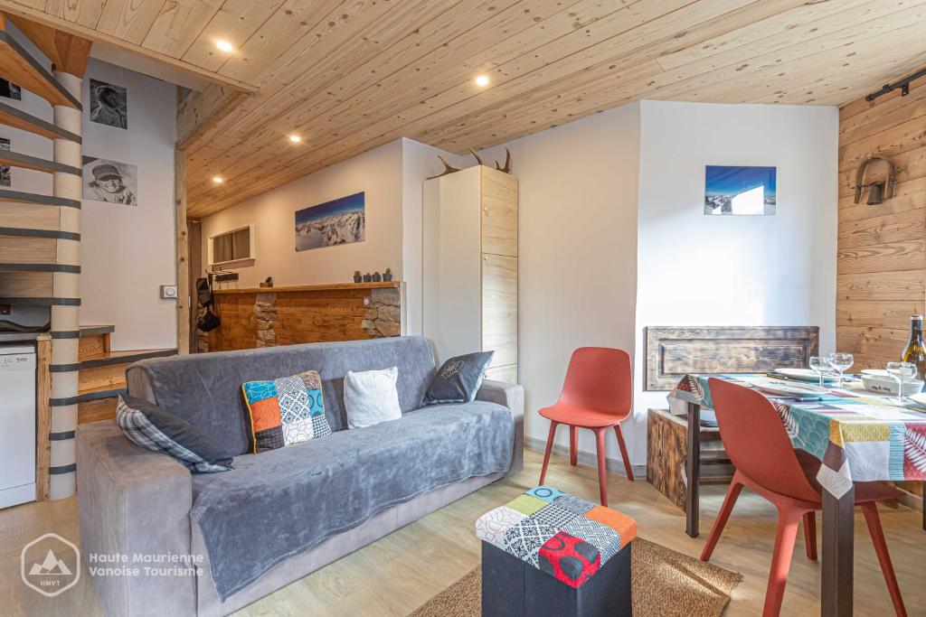 un salon avec un canapé et une table dans l'établissement Roc de Burel, à Lanslevillard