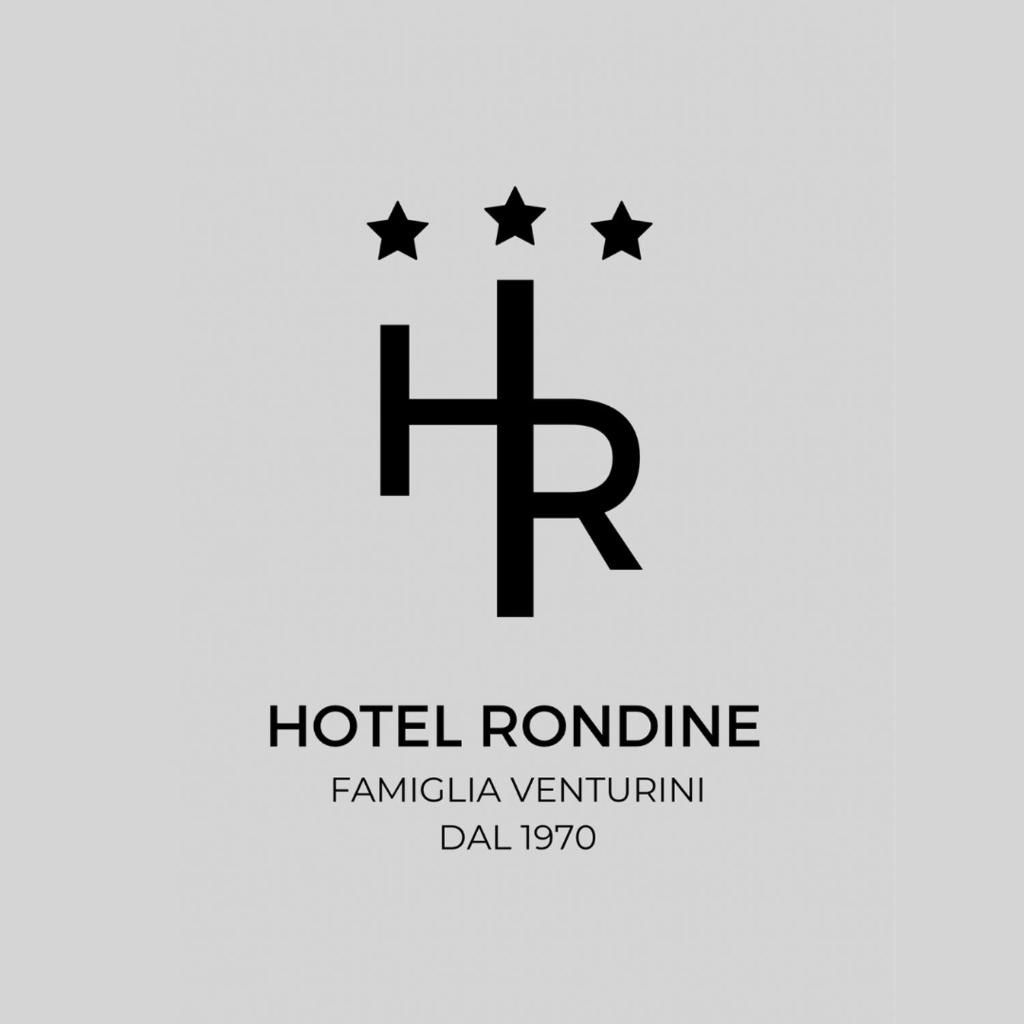 un logo pour une chambre d'hôtel avec hrt et stars dans l'établissement Hotel Rondine, à Marinella di Sarzana