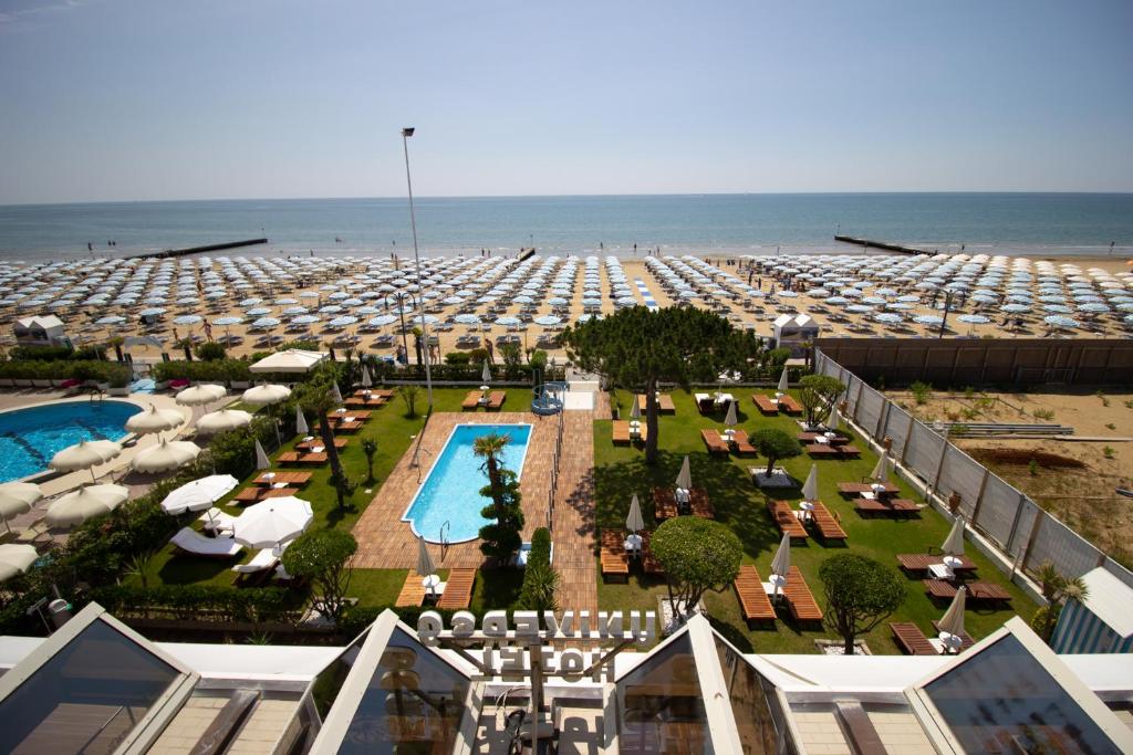 - une vue aérienne sur une plage avec une piscine et des parasols dans l'établissement Hotel Universo, à Lido di Jesolo 30 autres photos