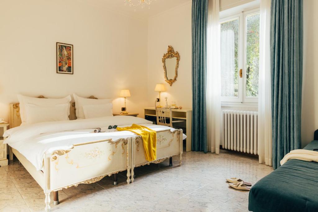 une chambre avec un lit avec une couverture jaune dessus dans l'établissement Hotel Orione - Lake Front Hotel, à Brenzone
