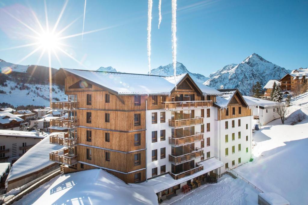 un bâtiment en construction dans la neige dans l'établissement Résidence Club MMV Les Clarines, à Les Deux Alpes