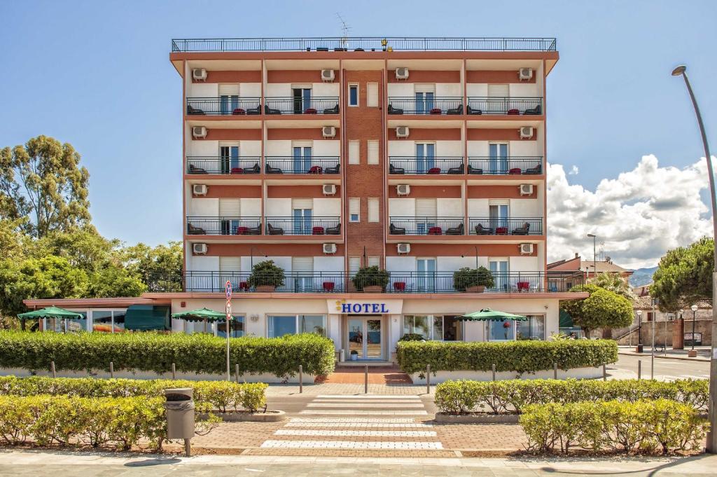 un bâtiment d'hôtel avec des escaliers en face de celui-ci dans l'établissement Hotel Murano, à Rossano