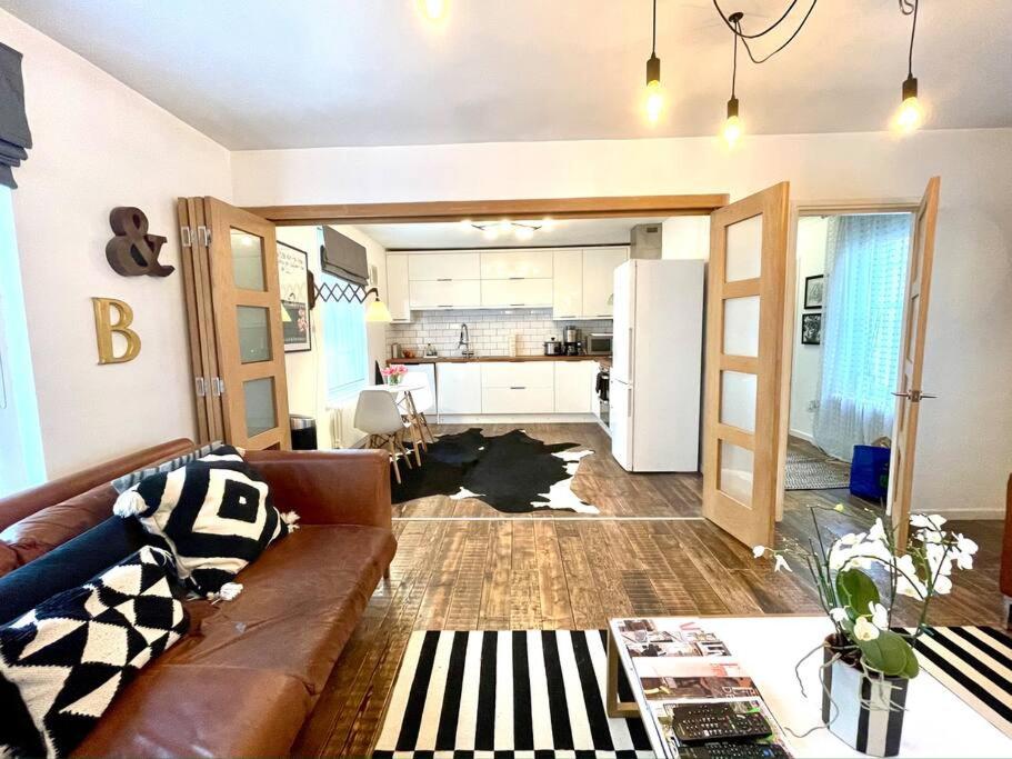Gorgeous 2 bedroom apartment edge of Cabot Circus 7