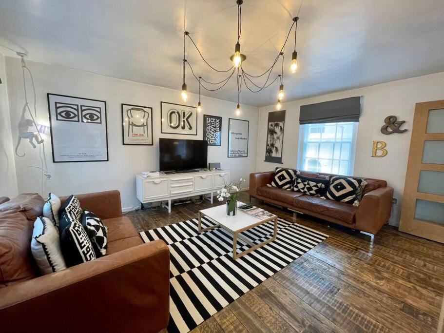 Gorgeous 2 bedroom apartment edge of Cabot Circus 8