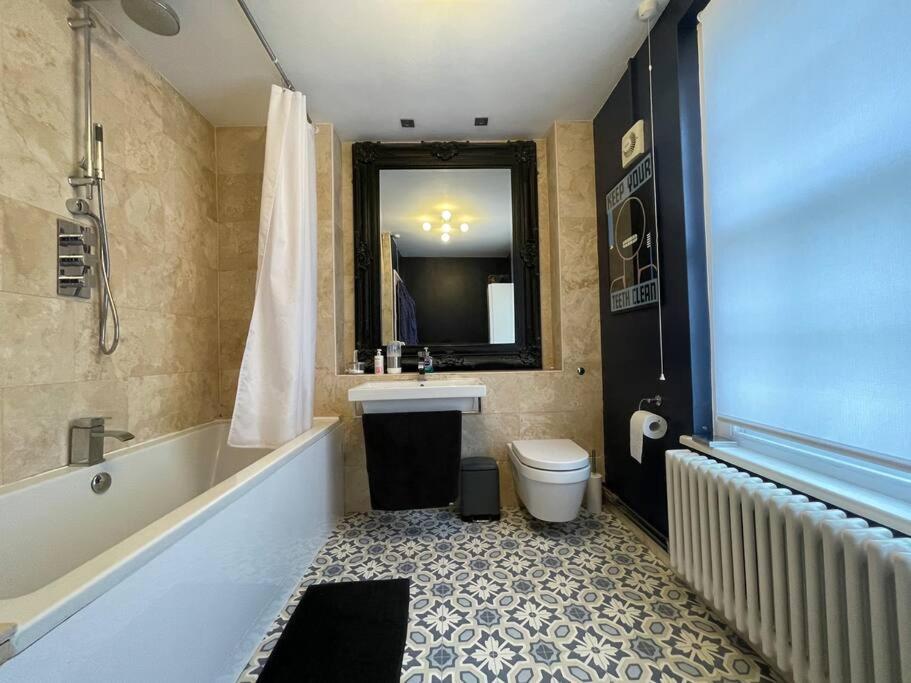 Gorgeous 2 bedroom apartment edge of Cabot Circus 3