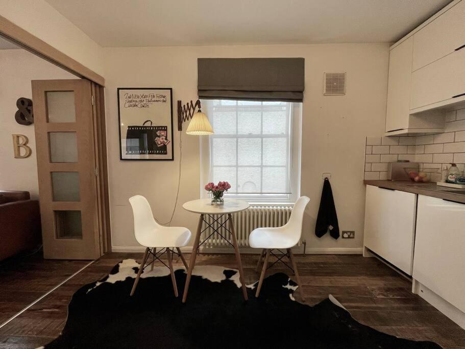 Gorgeous 2 bedroom apartment edge of Cabot Circus 4