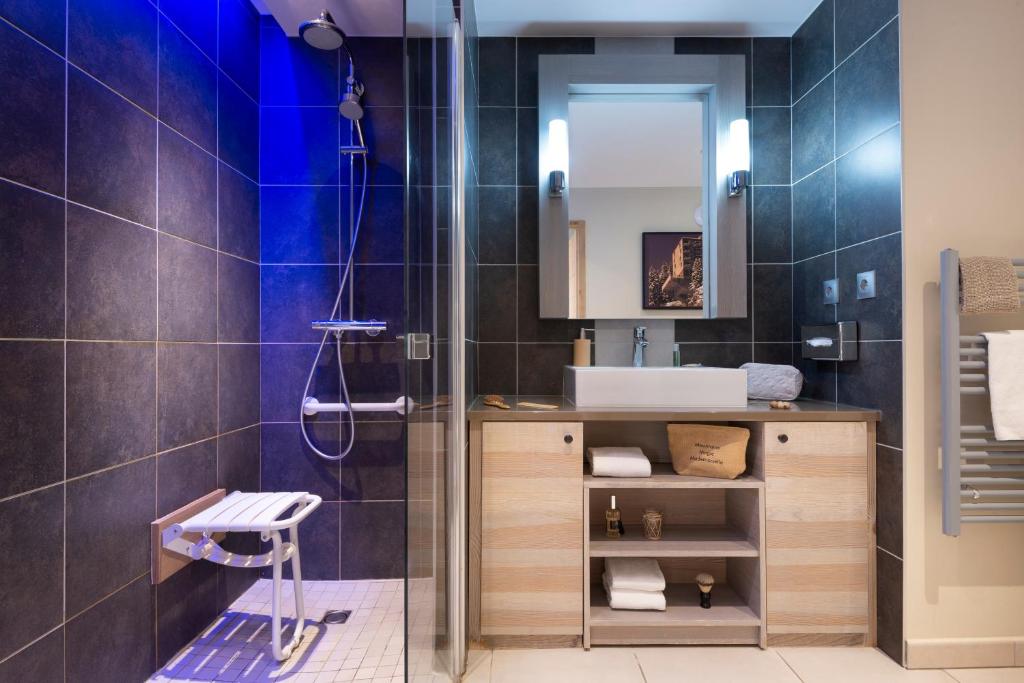 une salle de bain avec un lavabo et une douche dans l'établissement Résidence Pierre & Vacances Premium Les Terrasses d'Hélios, à Flaine