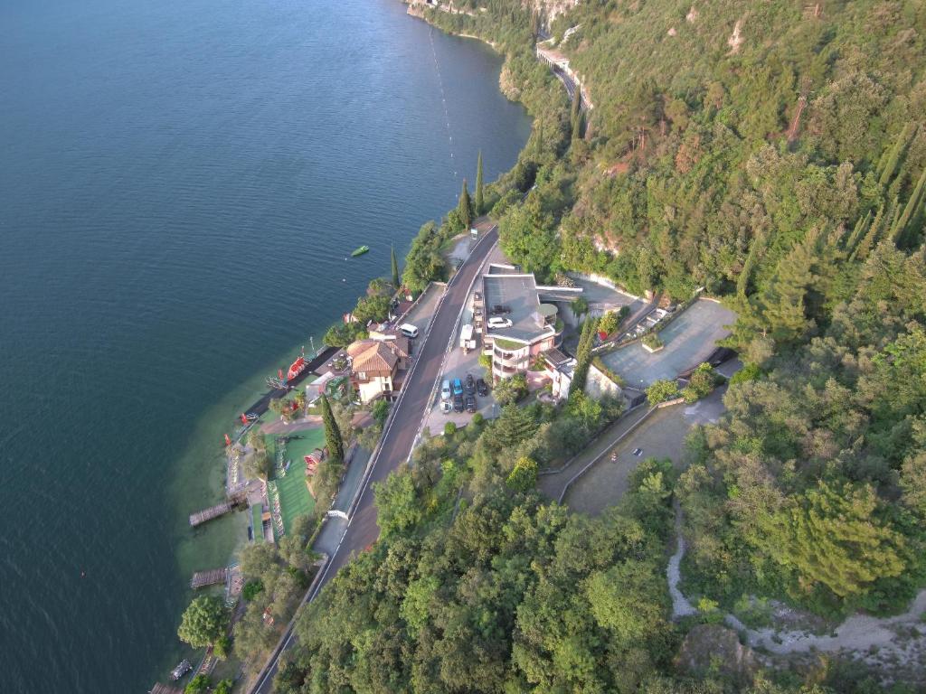 une vue aérienne d'une maison sur une colline au bord de l'eau dans l'établissement Surf Hotel Pier - Montagnoli Group, à Limone sul Garda 26 autres photos
