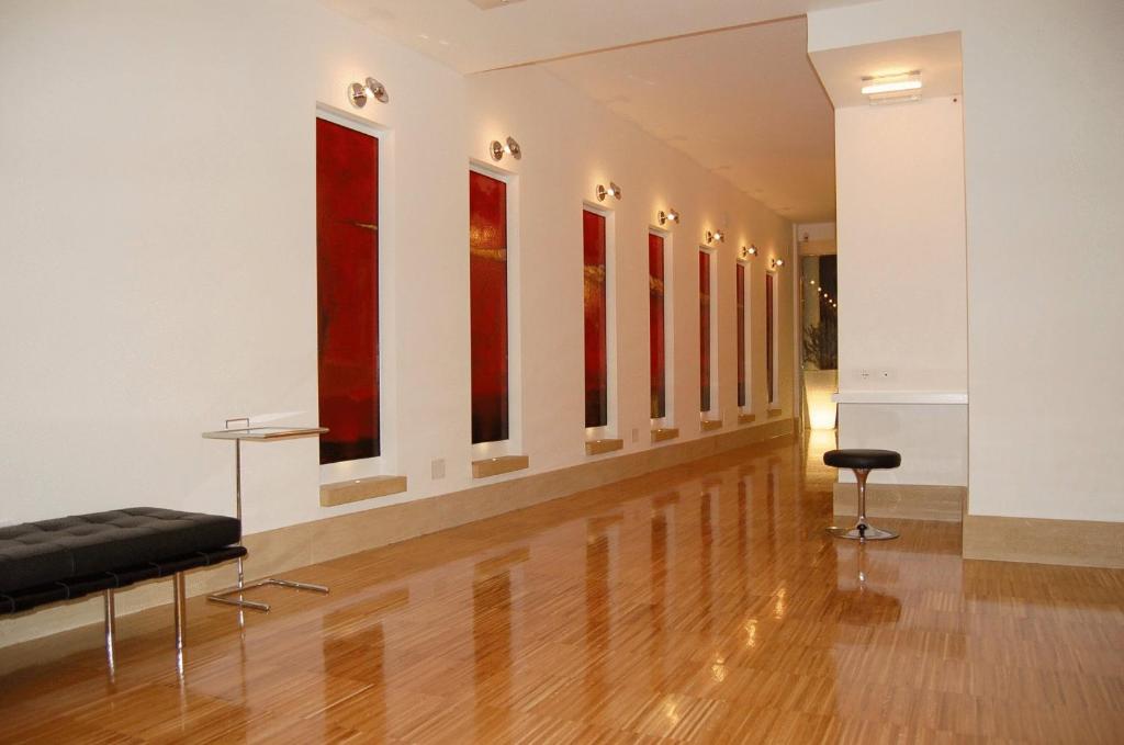 une galerie avec une rangée de peintures sur le mur dans l'établissement Hotel Del Conte, à Fondi