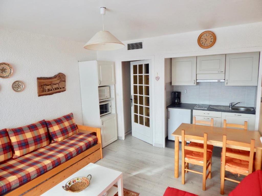 un salon avec un canapé et une table dans l'établissement Pied de Piste à 20 M du telesiege "Le Diable", Menage Inclus, Possible de louer 2 Apparts, Vue Panoramique, à Les Deux Alpes