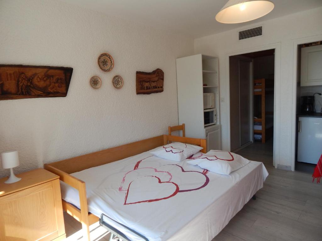 - une chambre avec un lit avec un dessin dans l'établissement Pied de Piste à 20 M du telesiege "Le Diable", Menage Inclus, Possible de louer 2 Apparts, Vue Panoramique, à Les Deux Alpes