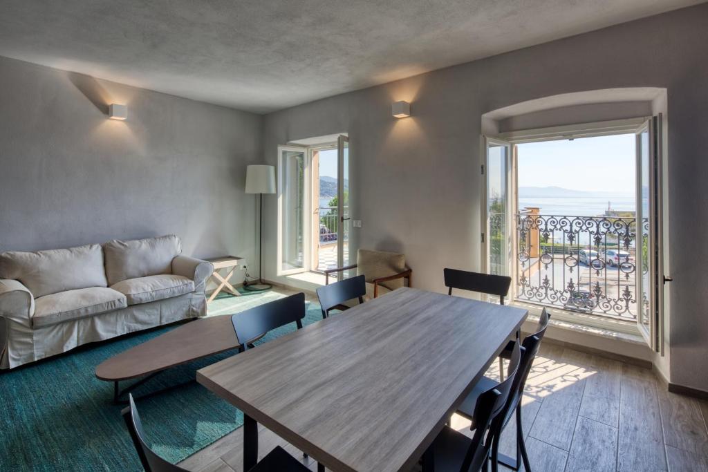 un salon avec une table et un canapé dans l'établissement Residence Via Di Francia, à Arenzano