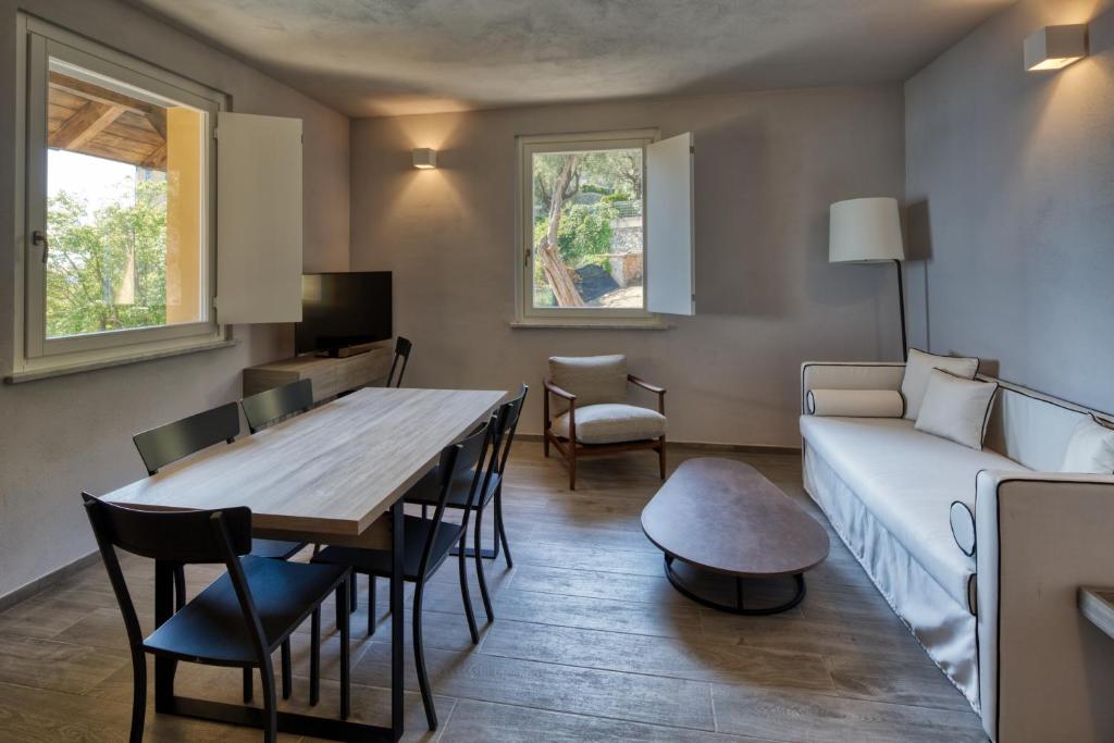 un salon avec une table et un canapé dans l'établissement Residence Via Di Francia, à Arenzano