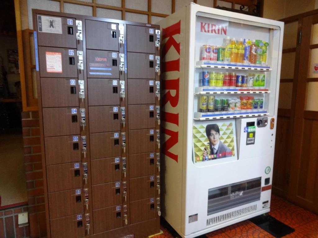 - un distributeur automatique de komi dans une pièce avec des casiers dans l'établissement Resort Inn Seikan, à Hakuba