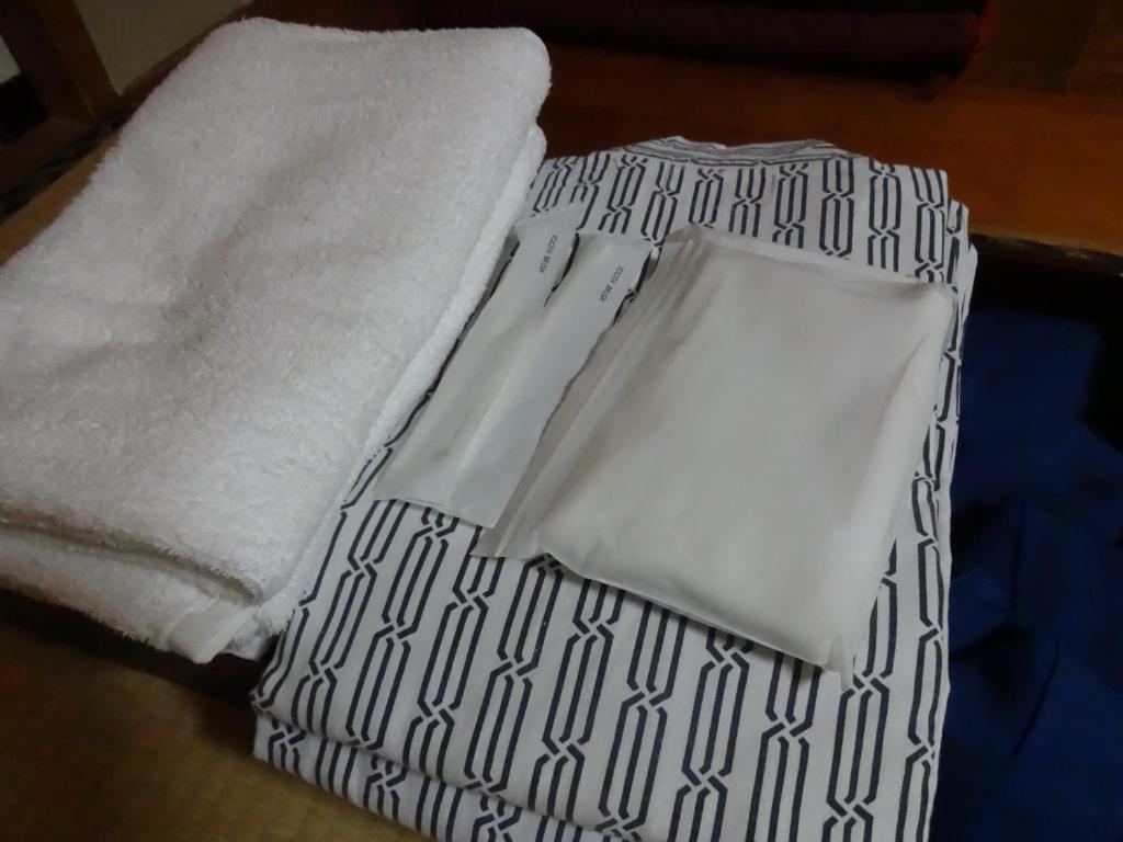 un lit avec deux serviettes dessus dans l'établissement Resort Inn Seikan, à Hakuba