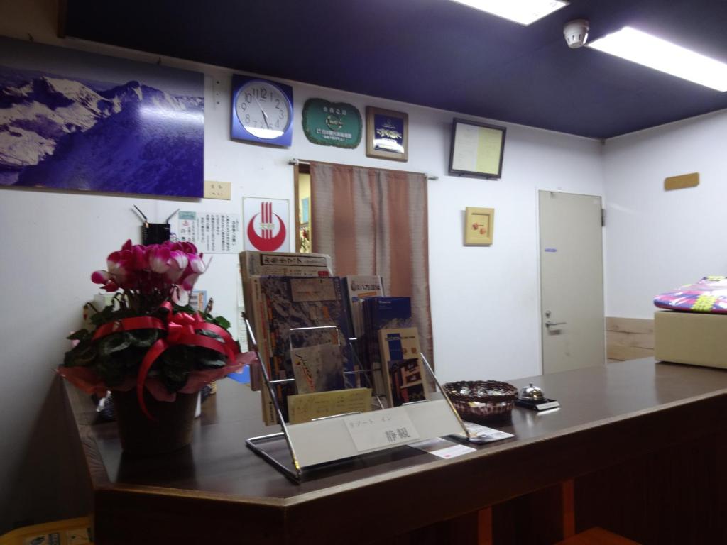 - un bureau avec un ordinateur portable dans l'établissement Resort Inn Seikan, à Hakuba 13 autres photos