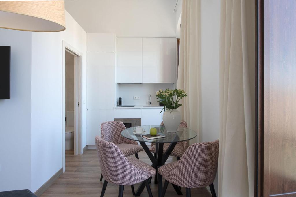 Coliseum Boutique Apartments 7