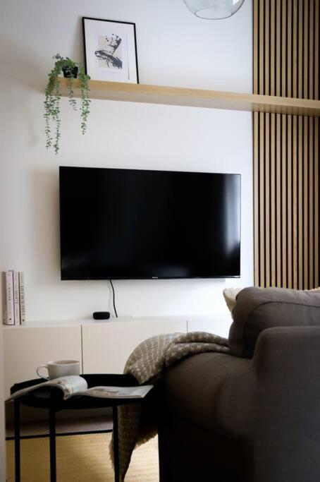 Luxurious fully equipped Cowley 1 bed apartment with FREE Parking 4
