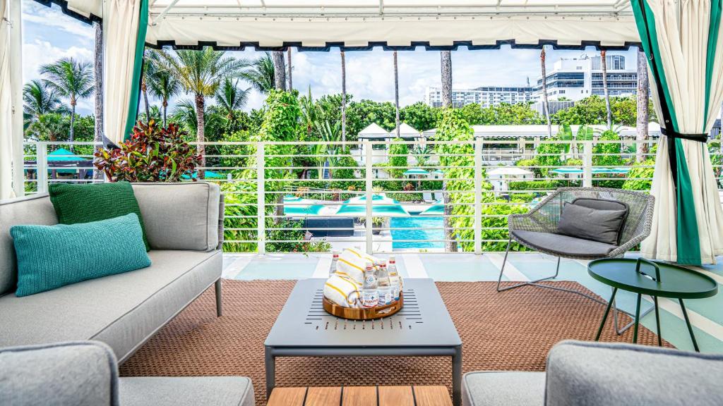 Kimpton Surfcomber Hotel, an IHG Hotel Image