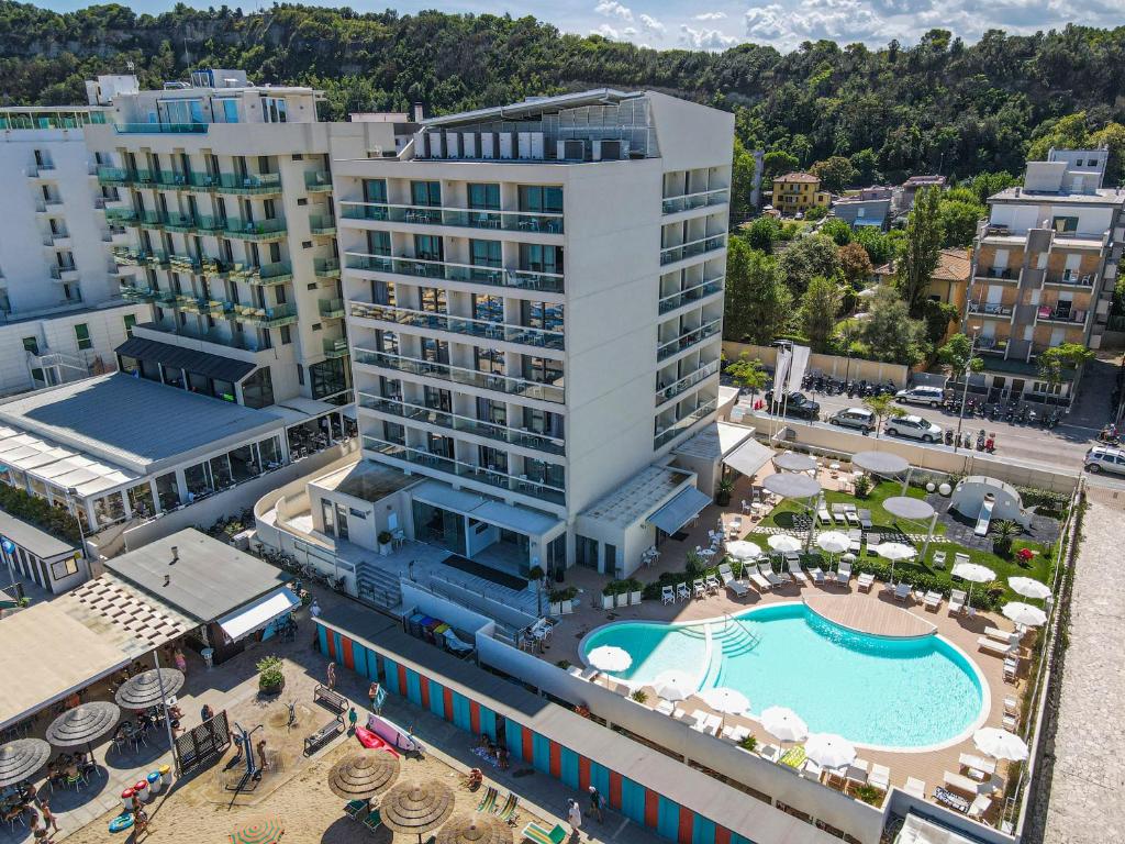 une vue aérienne d'un hôtel avec piscine dans l'établissement Nautilus Family Hotel, à Pesaro