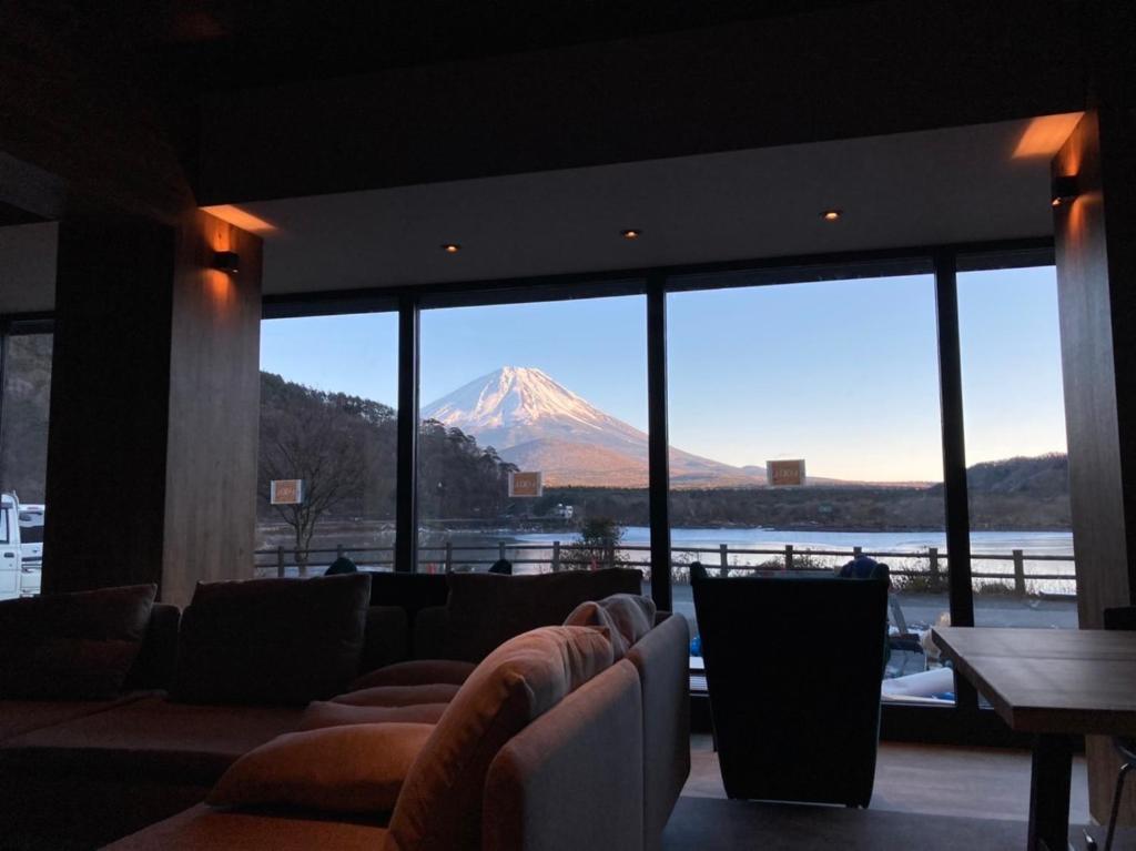 - une vue sur la montagne depuis le hall de l'hôtel dans l'établissement Shoji Lake Hotel, à Fujikawaguchiko