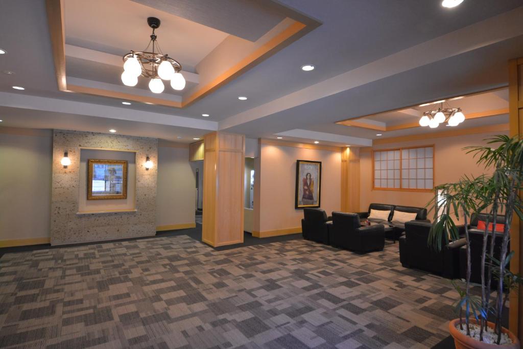 - un hall avec une salle d'attente avec des canapés dans l'établissement Nikko Tokinoyuu, à Nikkō 28 autres photos