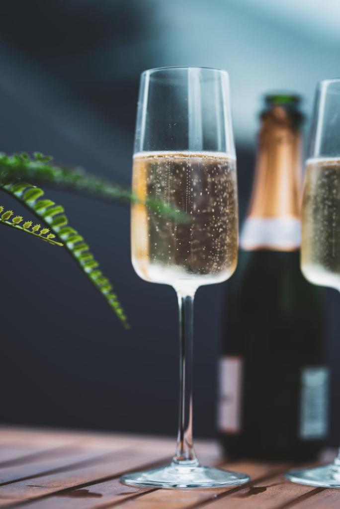 - un verre de vin sur une table avec une bouteille dans l'établissement Reves2bulles, à Ousse 16 autres photos