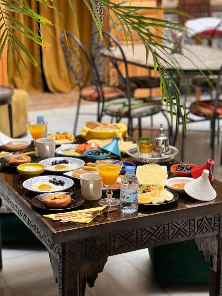une table remplie de plats et de boissons dans l'établissement Riad Majorelle, à Rabat