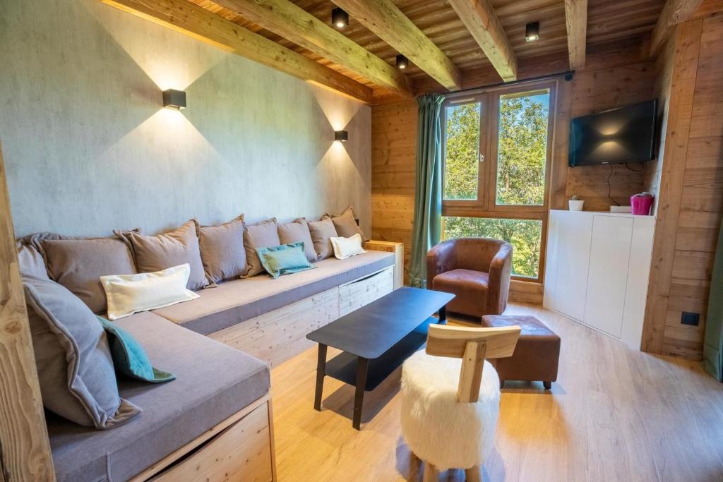 un salon avec un canapé et une chaise dans l'établissement Hauts de Chantemouche 17, à Méribel