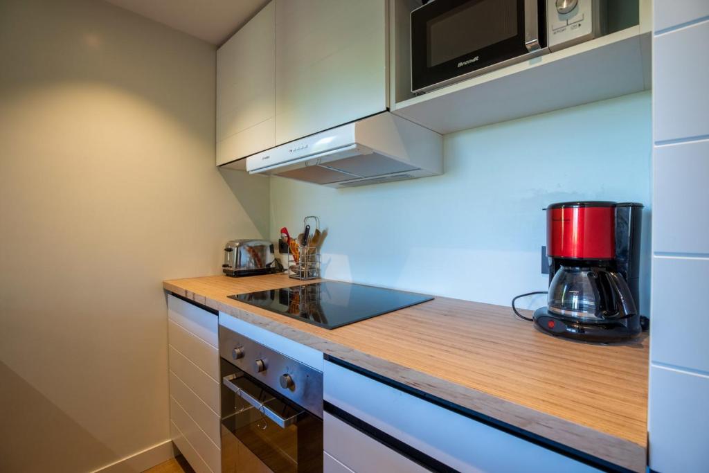 - une cuisine avec un comptoir et une cafetière dans l'établissement Hauts de Chantemouche 17, à Méribel